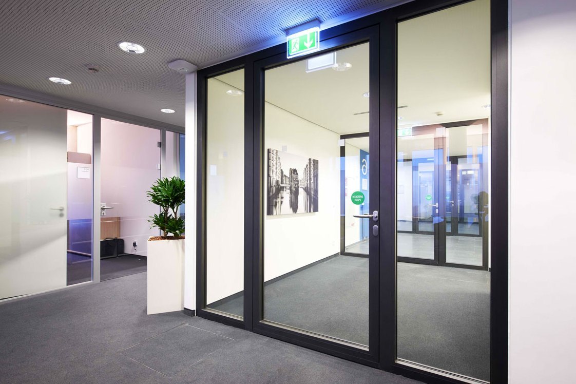 <span style="font-weight: bold;">стеклянные на алюминиевом каркасе</span>